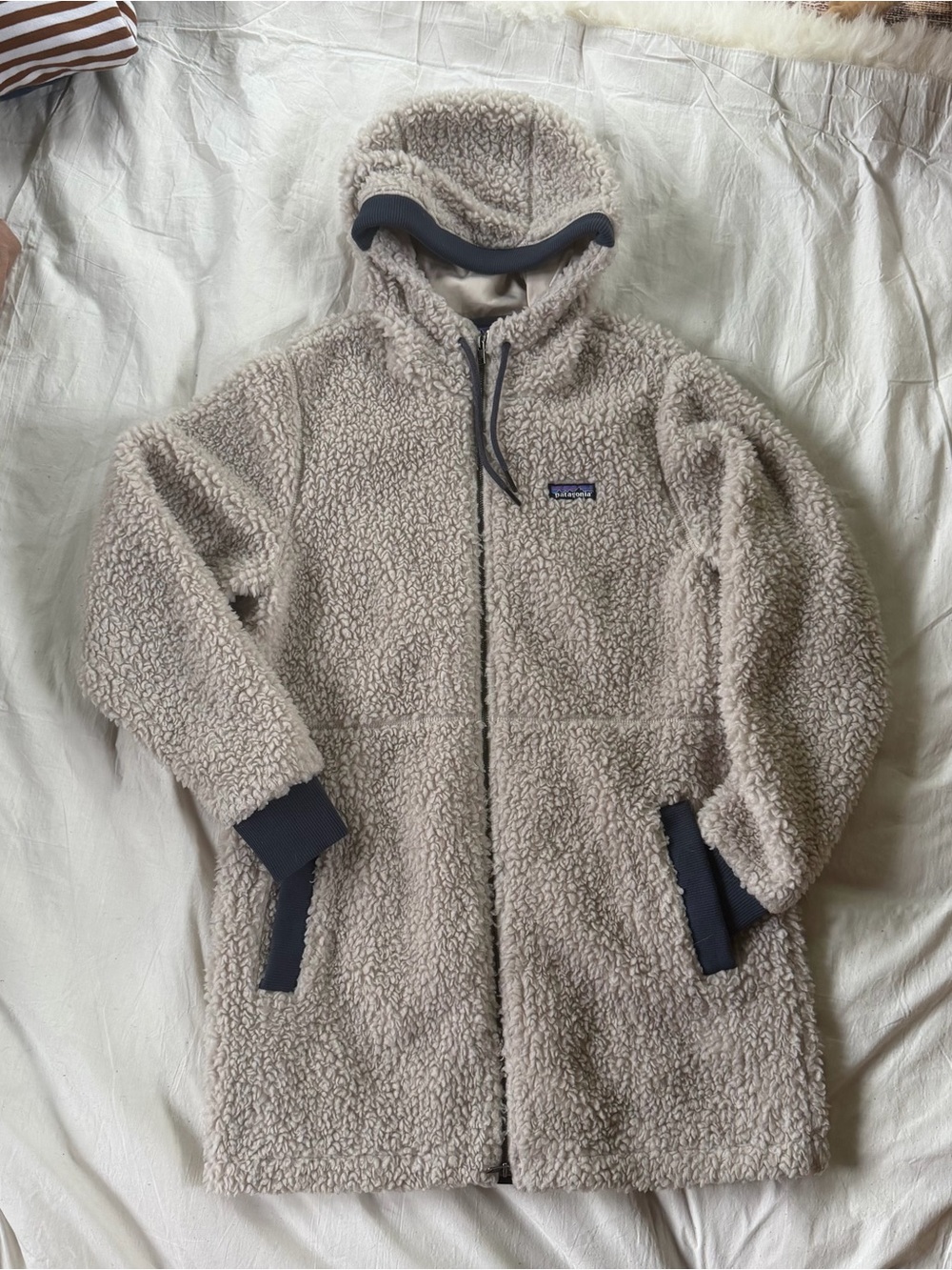 Patagonia Beige Sherpa Zipper Hooded Drawstring Jacket with Navy Accents Medium